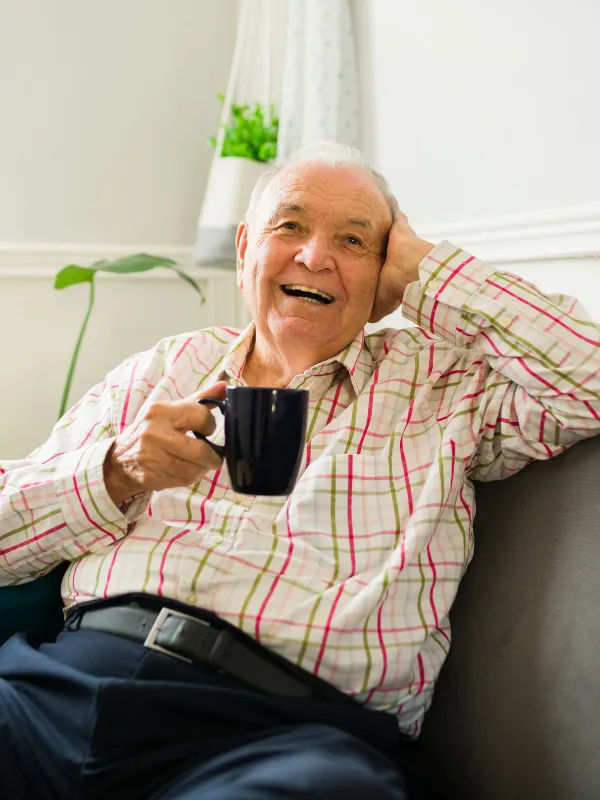 Adulto mayor disfrutando un café tranquilo en su retiro