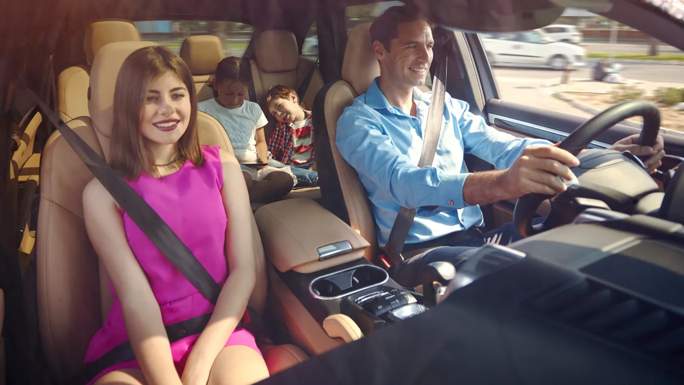 Familia viajando en su auto