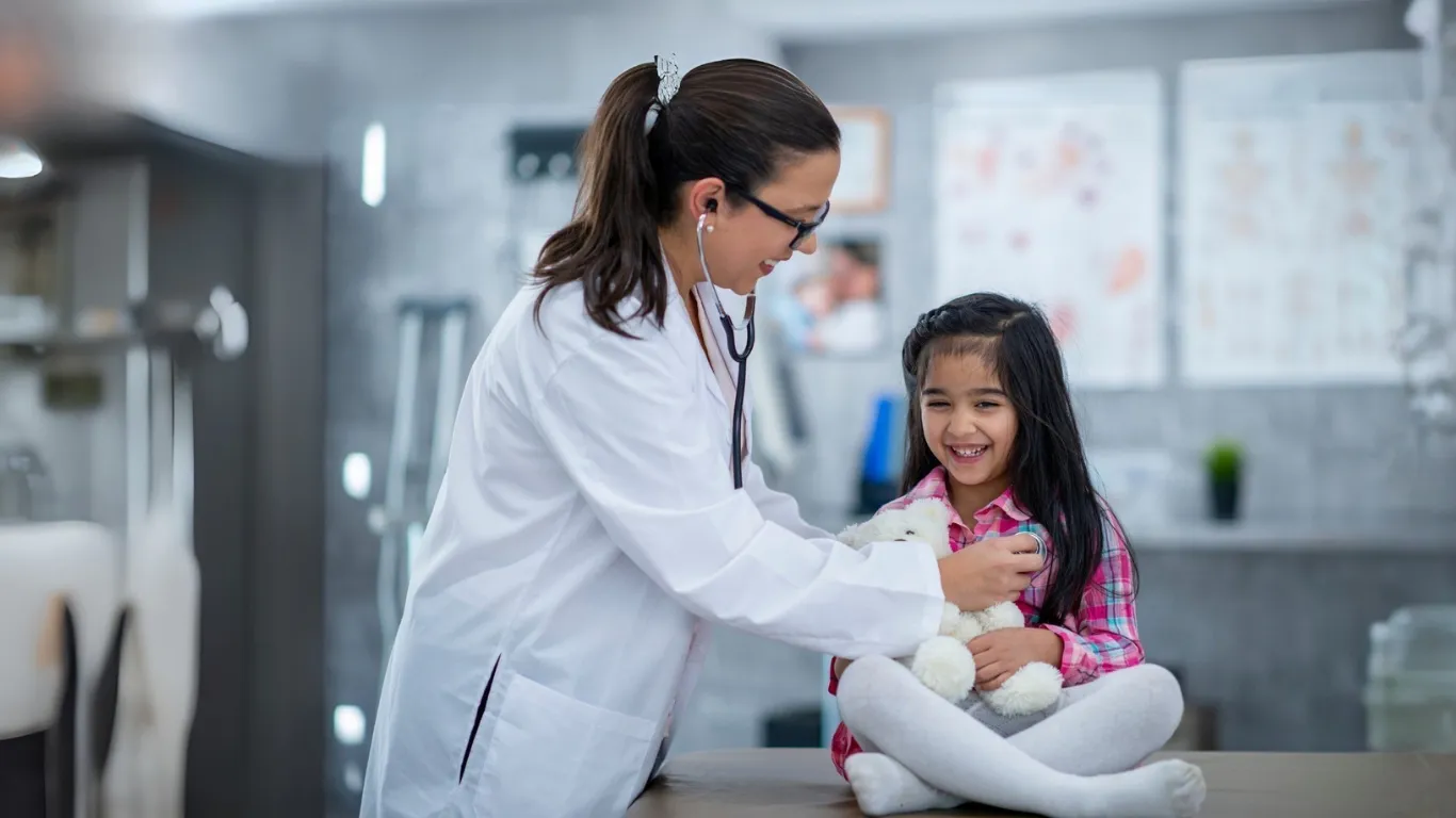 Familia recibiendo atención médica