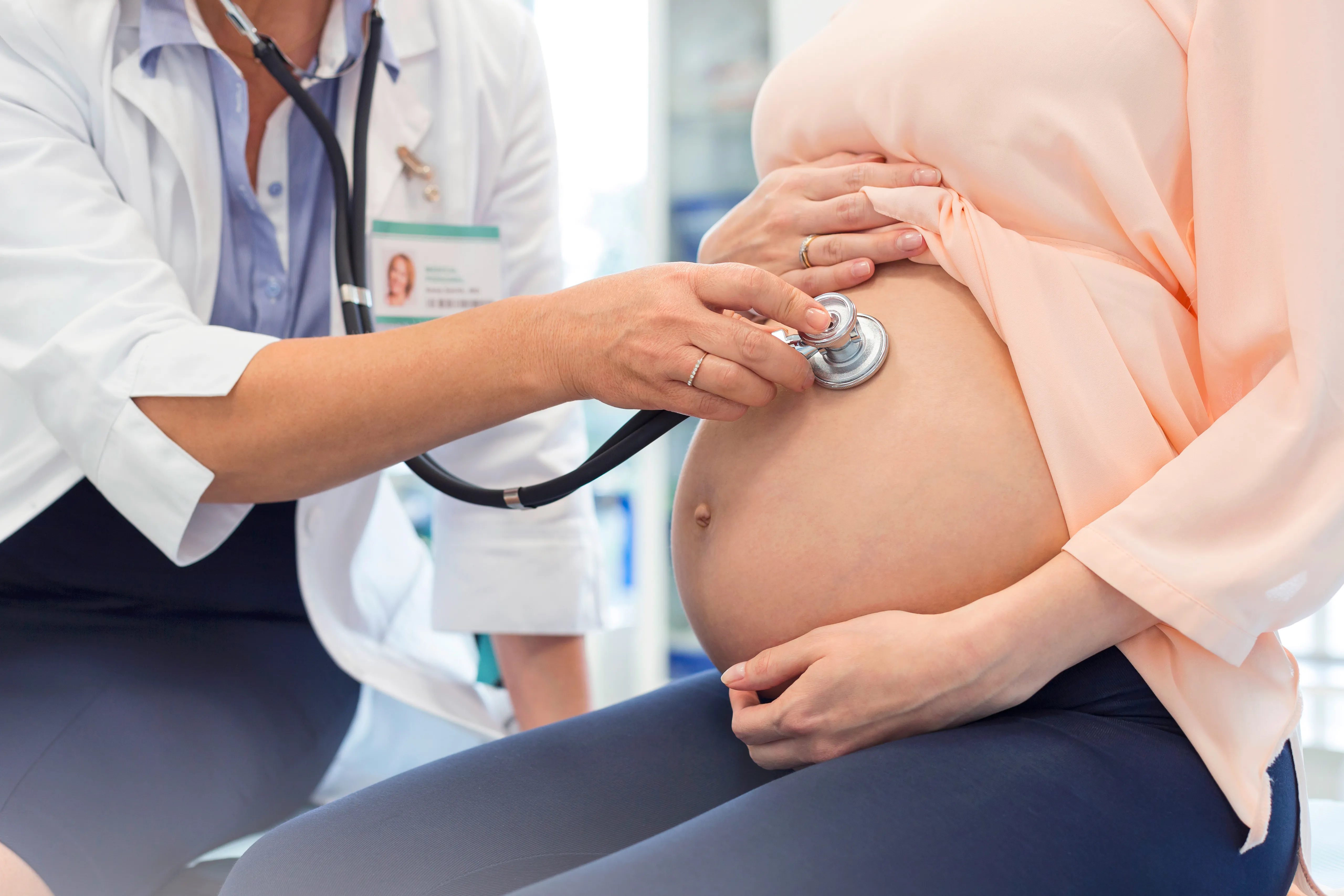 Mujer embarazada en consulta con su doctora