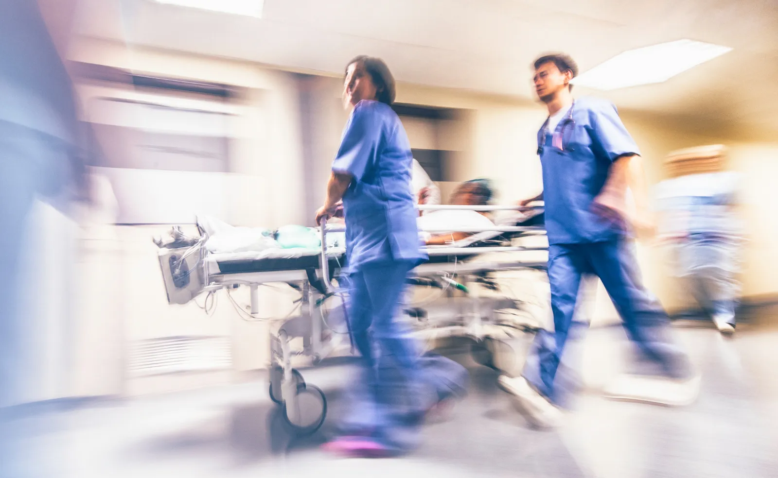 Ambulancia y paramédicos atendiendo una urgencia médica