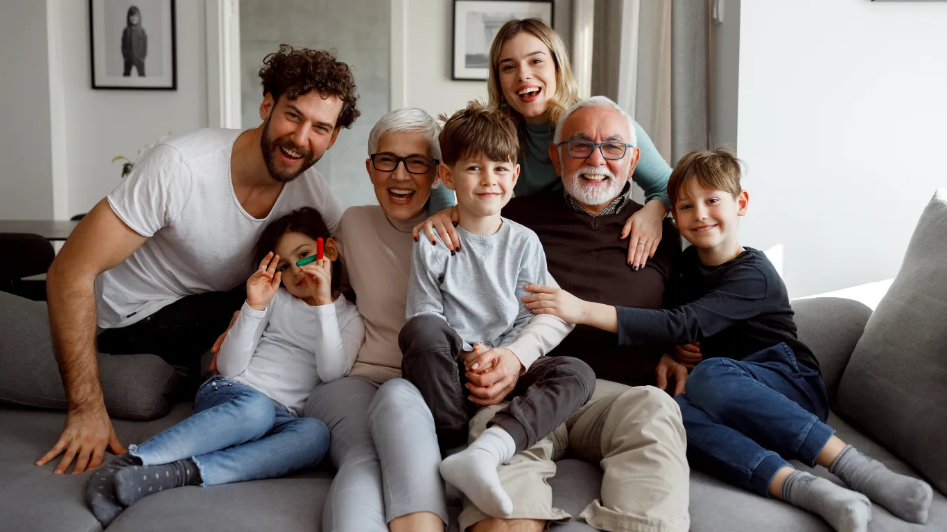 Familia de tres generaciones protegida con su seguro de gastos médicos