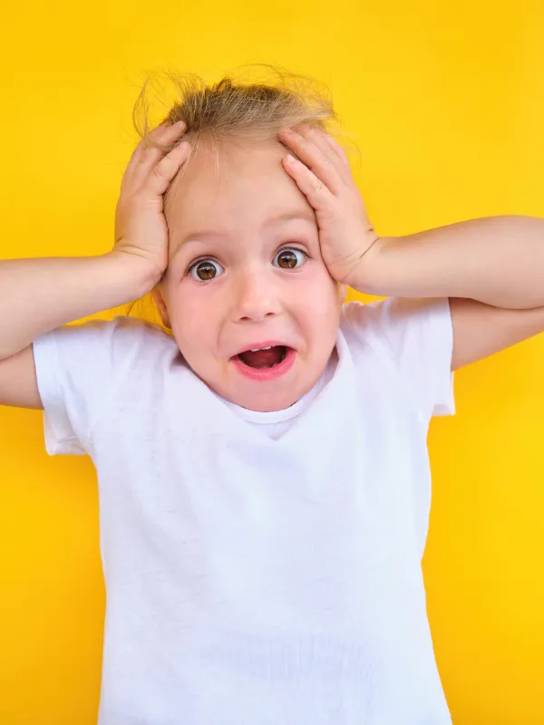 Niño con expresión sorprendida — Plan Educativo INV