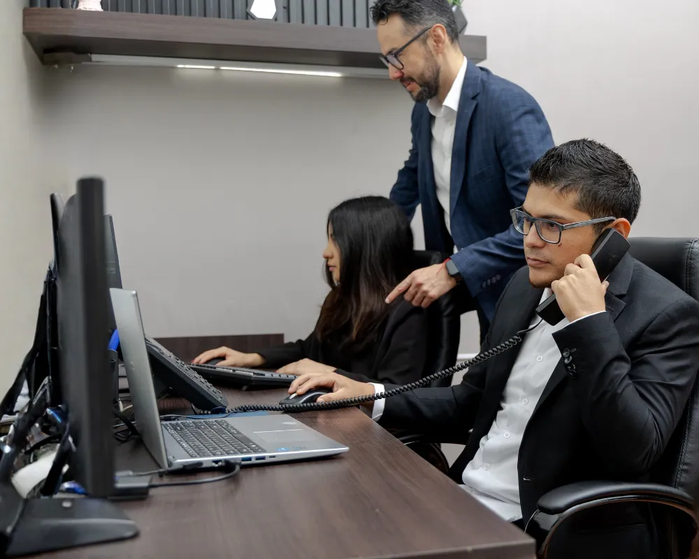 Asesor INV acompañando a cliente por teléfono durante una reclamación